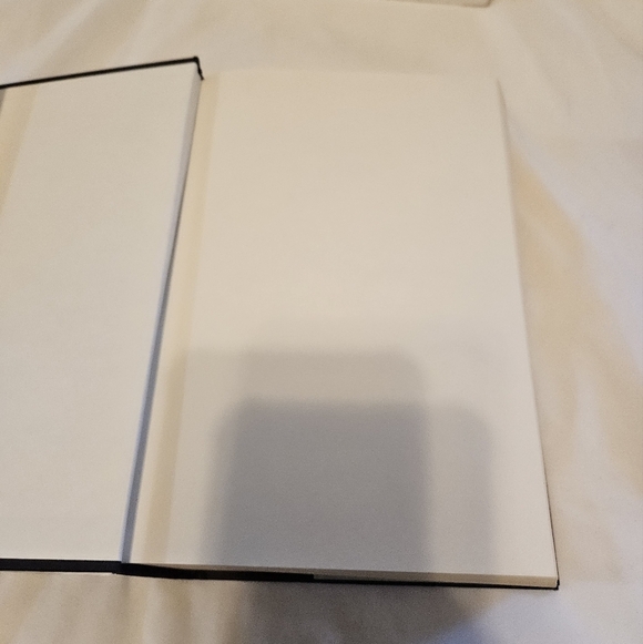 J.D. ROBB Leverage In Death Large Print Edition St. Martin's Press Bestselling - Picture 10 of 16